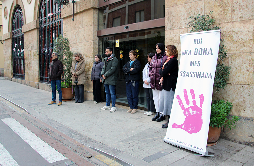 Silencio a las puertas de los edificios municipales por los presuntos asesinatos machistas perpetrados en Alicante, Toledo y Madrid