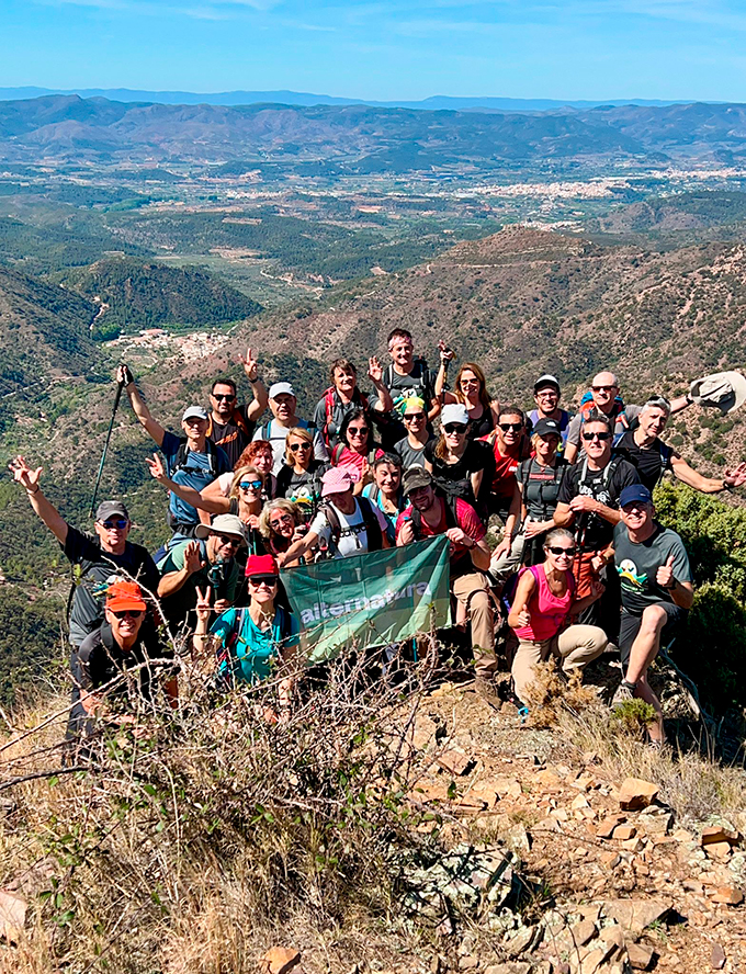 Una treintena de excursionistas de Alternatura recorren los picos del Cullera en Almedíjar