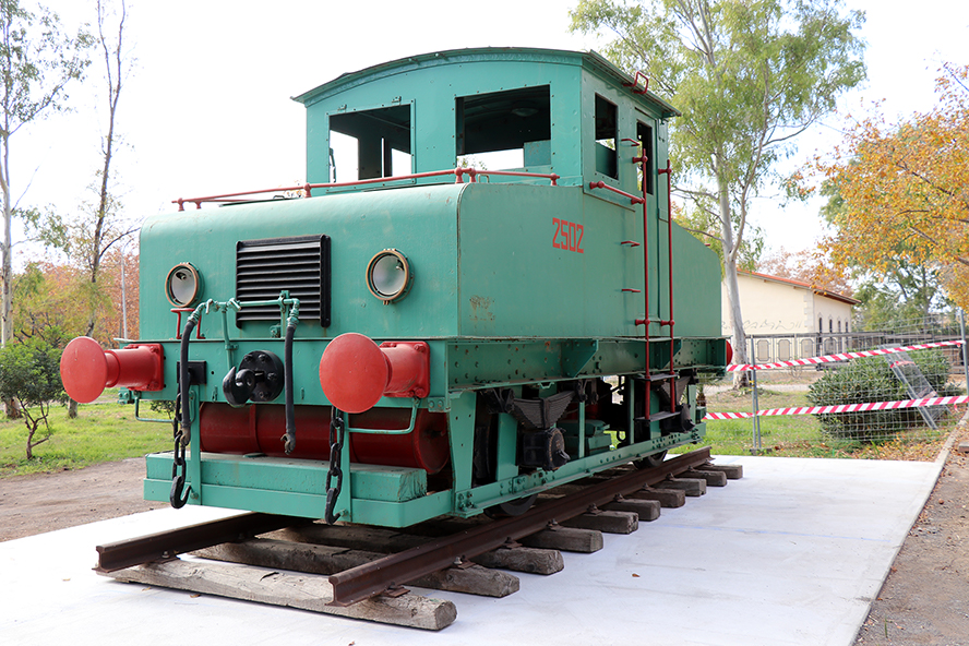 El Ayuntamiento traslada la locomotora de ‘el trenillo’ para exponerla en la avenida Adolfo Suárez de Puerto de Sagunto