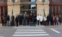 La Corporación Municipal guarda un minuto de silencio por el asesinato de una mujer en Toledo