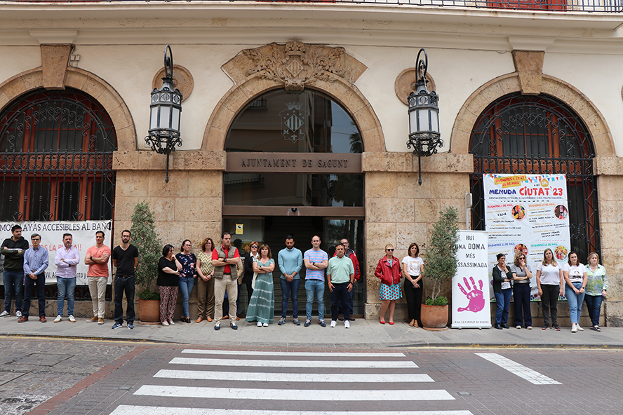 Sagunto guarda un minuto de silencio en señal de condena y repulsa por el presunto asesinato machista perpetrado en Vitoria 