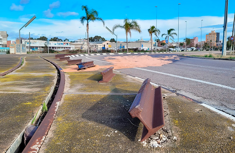 La Policía Local localiza a la conductora que colisionó en la rotonda del conjunto monumental del Horno Alto de Puerto de Sagunto
