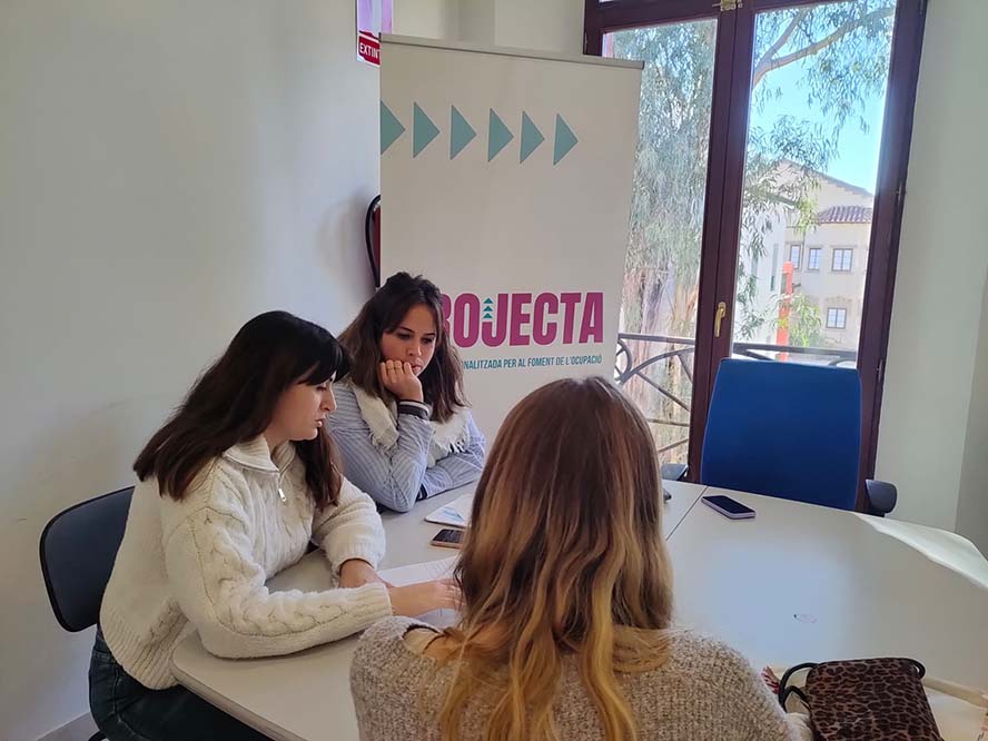 El departamento de Promoción Económica ha atendido a 453 personas y ha cubierto 22 nuevos puestos de trabajo en el primer semestre del año