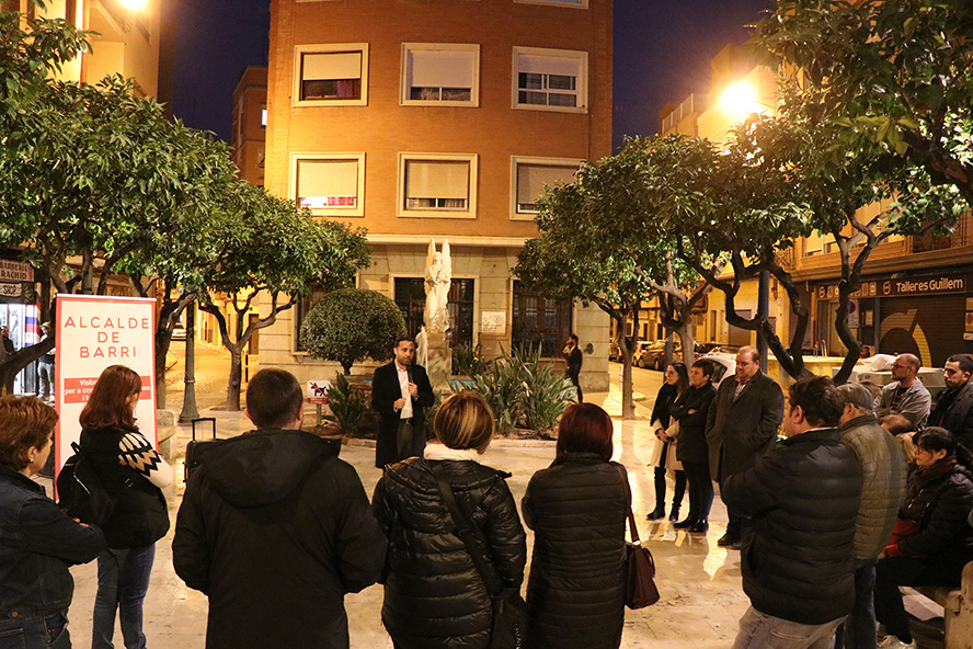 El alcalde visita el barrio del Raval para conocer de primera mano las necesidades del vecindario 