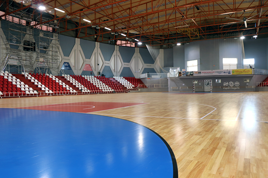 Terminada la instalación del nuevo parqué en el Pabellón del Polideportivo Municipal (Ovni)