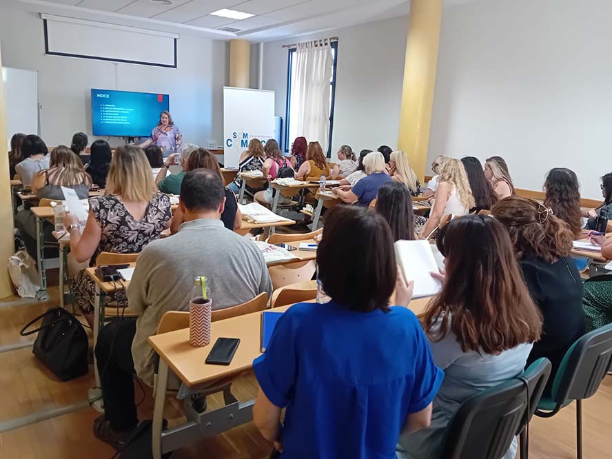 La xarrada ‘Tràmits bàsics d'estrangeria relacionats amb l'ocupació’ reunix més de 30 professionals