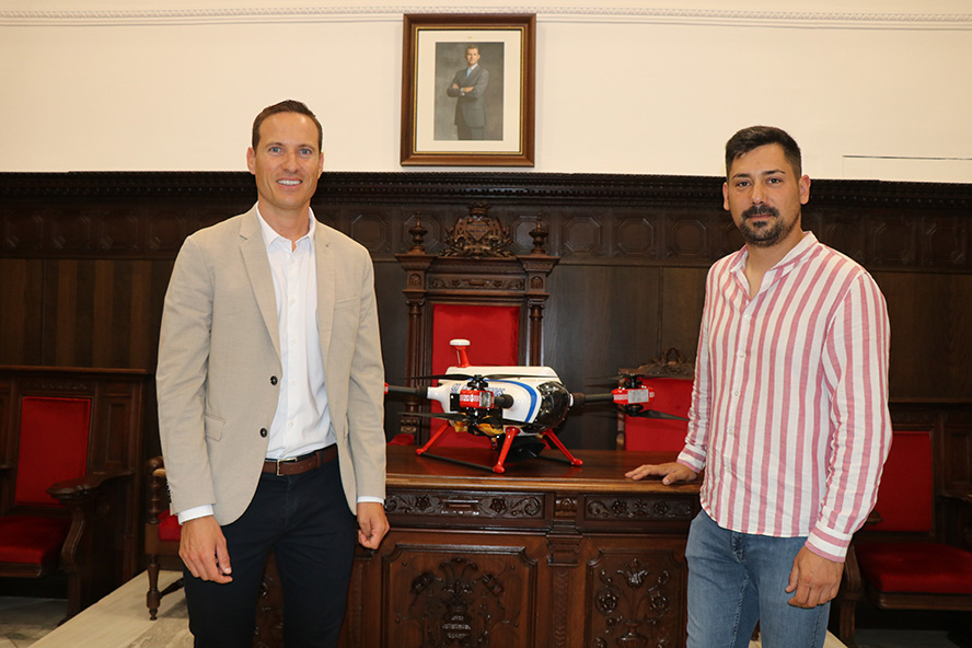 La concejalía de Playas presenta el servicio de dron que vigila la costa saguntina este verano