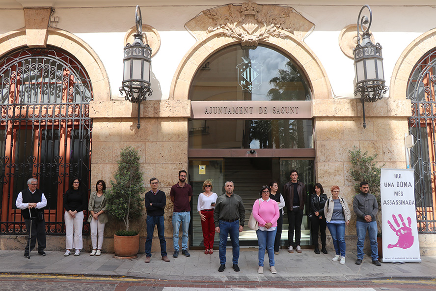 Silencio a las puertas de los edificios municipales por los presuntos asesinatos machistas perpetrados en La Rioja y Huelva
