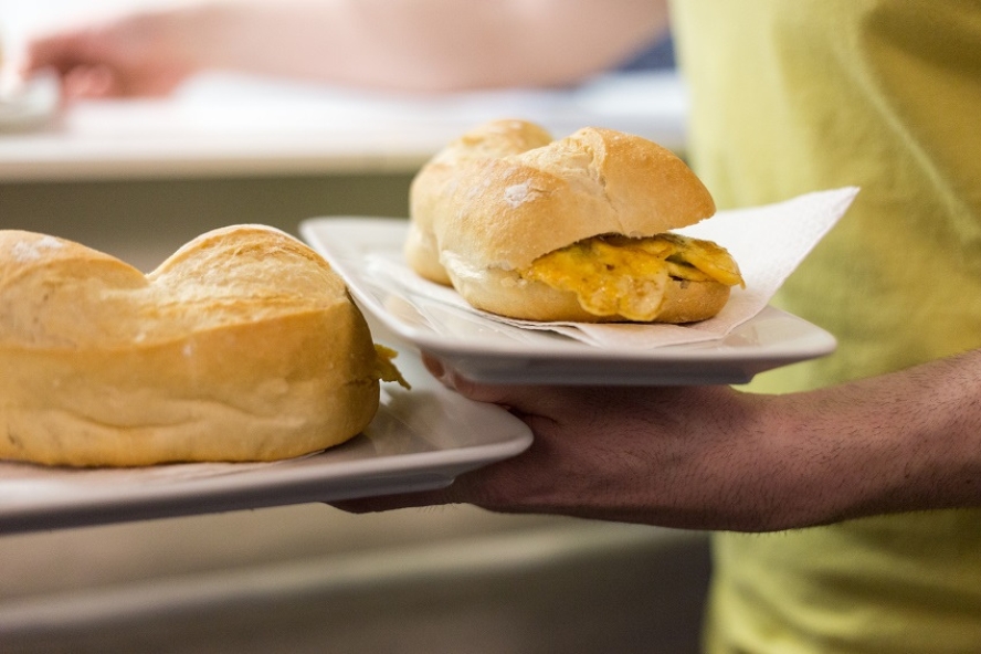 La tradición del 'Dijous de berenar' regresa a Sagunto con las populares 'pataquetes'