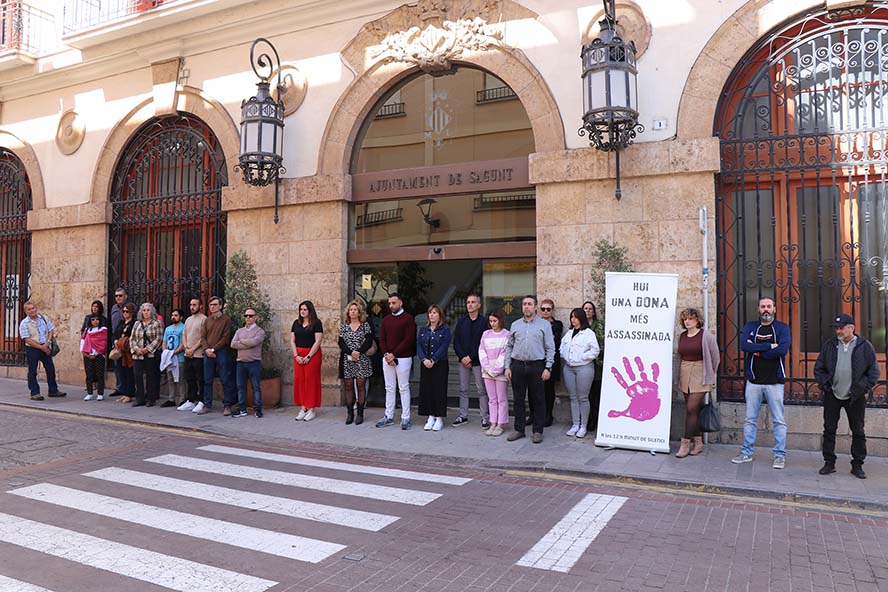 Sagunto guarda un minuto de silencio en señal de condena y repulsa por los presuntos asesinatos machistas en Barcelona