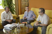 El alcalde y el concejal de Cultura se han reunido esta mañana con el escritor Santiago Posteguillo 