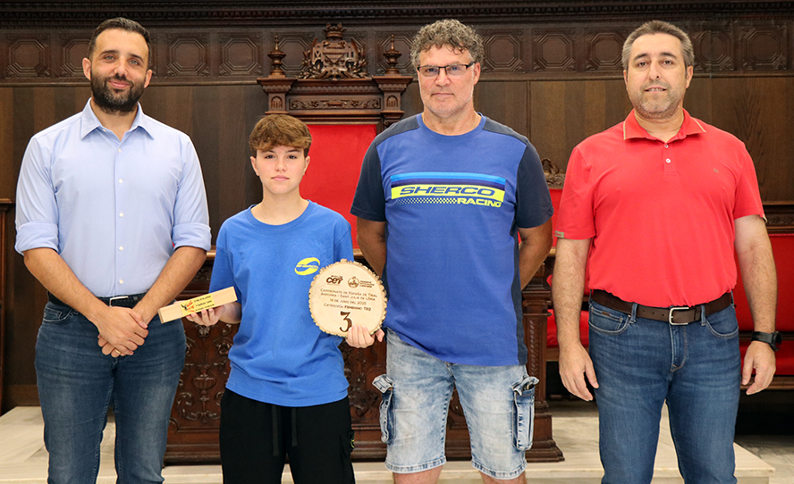 Luz Antonino recibe un homenaje municipal por el bronce en el Campeonato de España de Trial