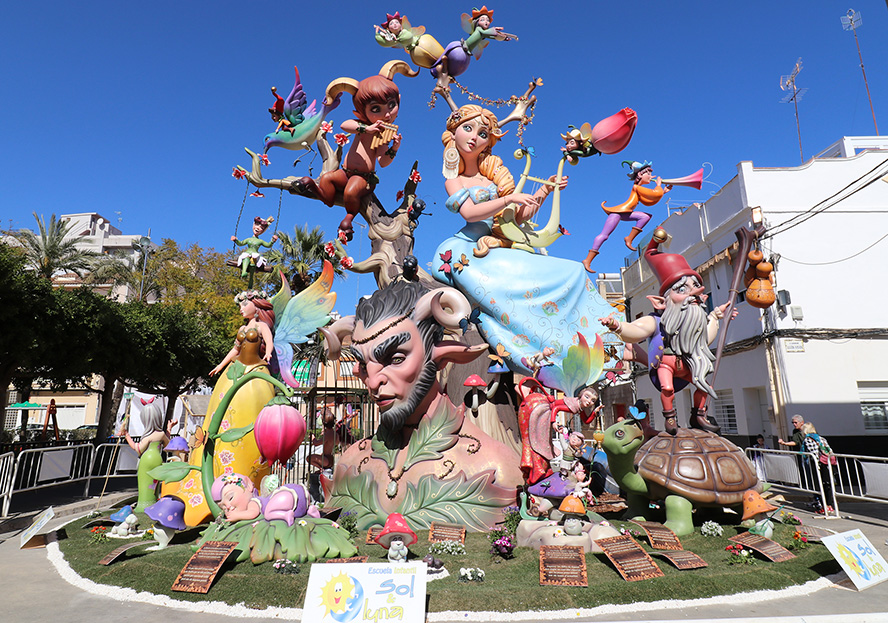 La concejalía de Turismo promociona las Fallas de Sagunto 2024 a través de las oficinas de Correos 