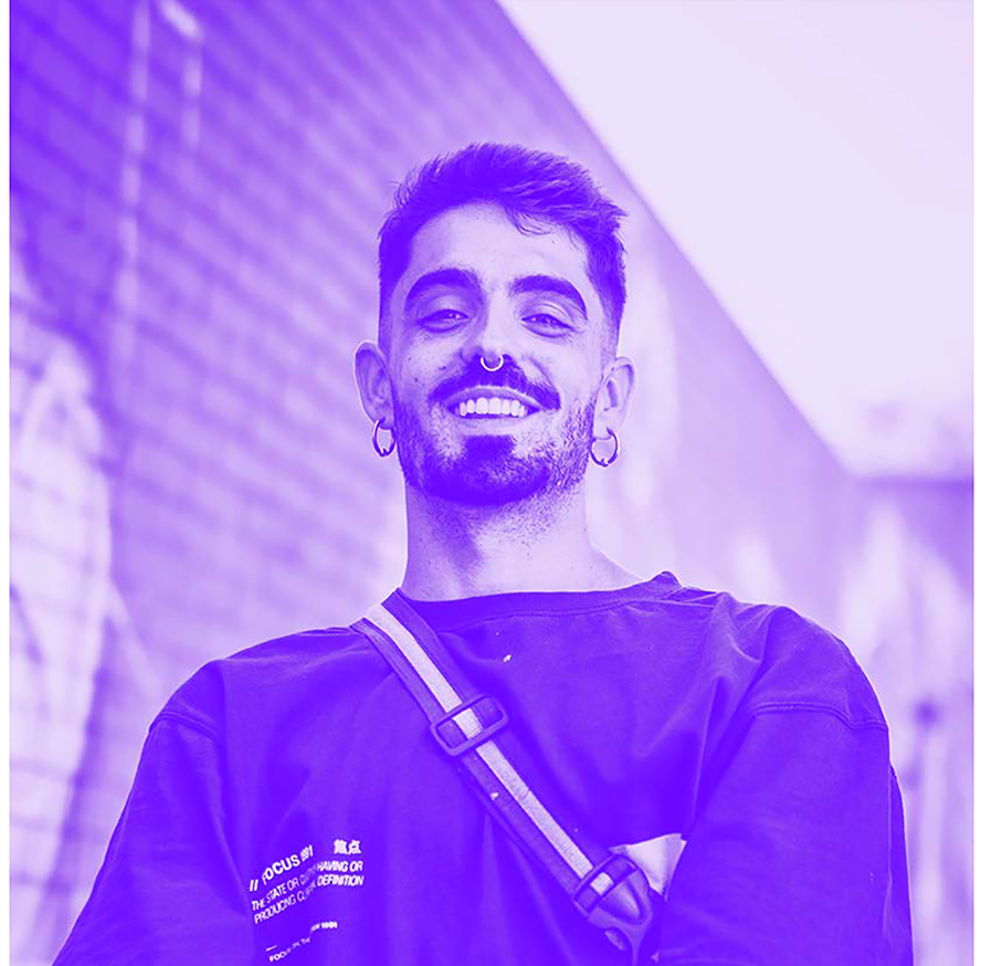 ‘Més Que Murs’: El artista Jota López comienza su mural en la fachada lateral del edificio del Musical de Sagunto