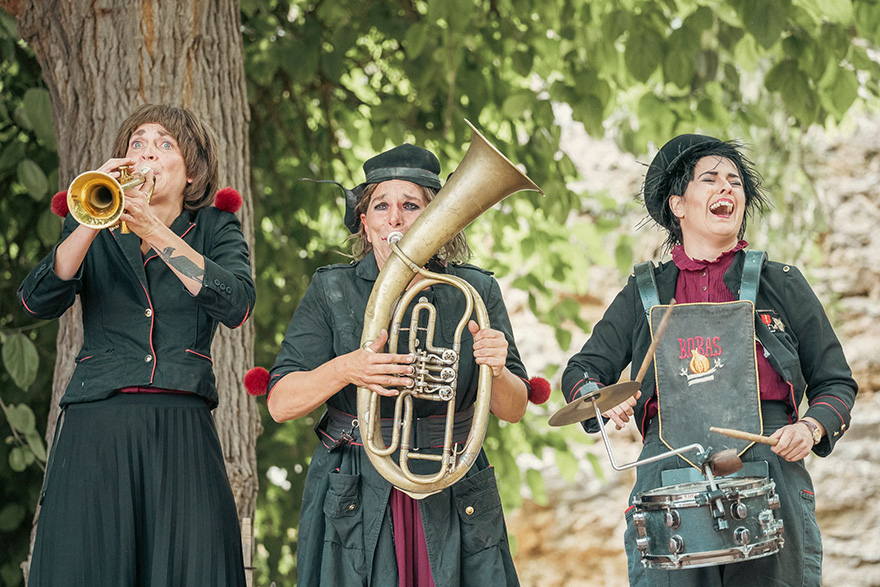 El circo valenciano toma las calles, las plazas y la playa en la 42 edición de Sagunt a Escena