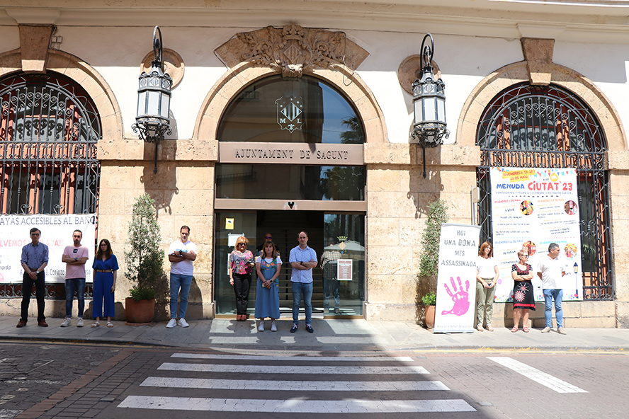 Sagunto guarda un minuto de silencio en señal de condena y repulsa por el presunto asesinato machista perpetrado en Cornellà de Llobregat