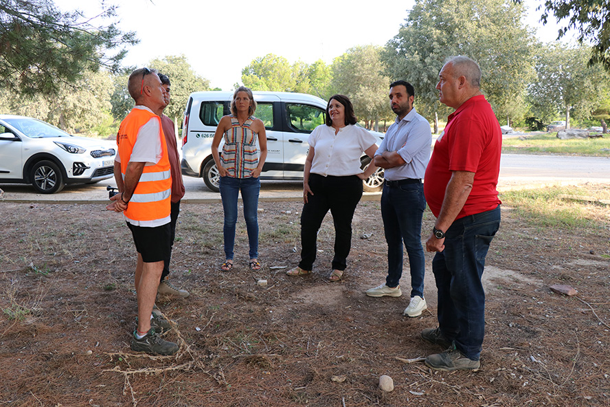 Las brigadas contratadas para la temporada estival desarrollan labores para el mantenimiento y mejora del entorno rural