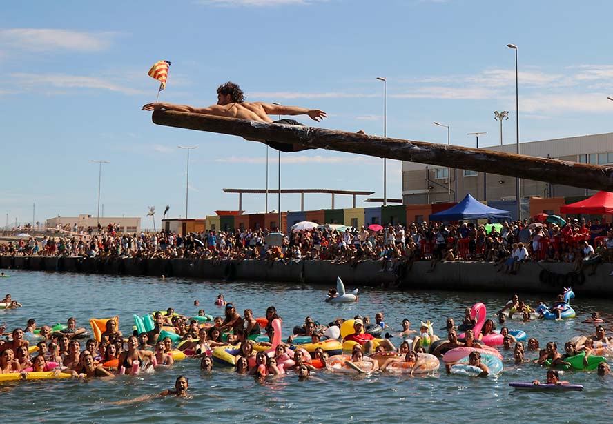 Las Fiestas Patronales de Puerto de Sagunto acaban con unas tradicionales cucañas que congregan a miles de personas