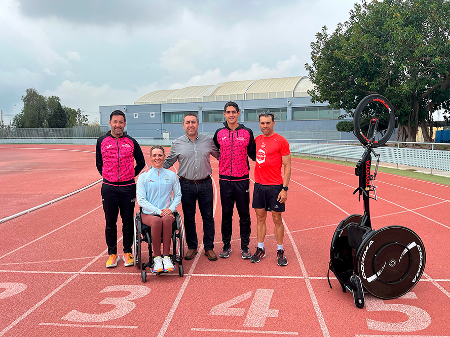 La paratriatleta y medallista olímpica Eva Moral entrena en las instalaciones municipales