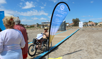 En la playa de Almardà ondea la bandera de “La playa más accesible”