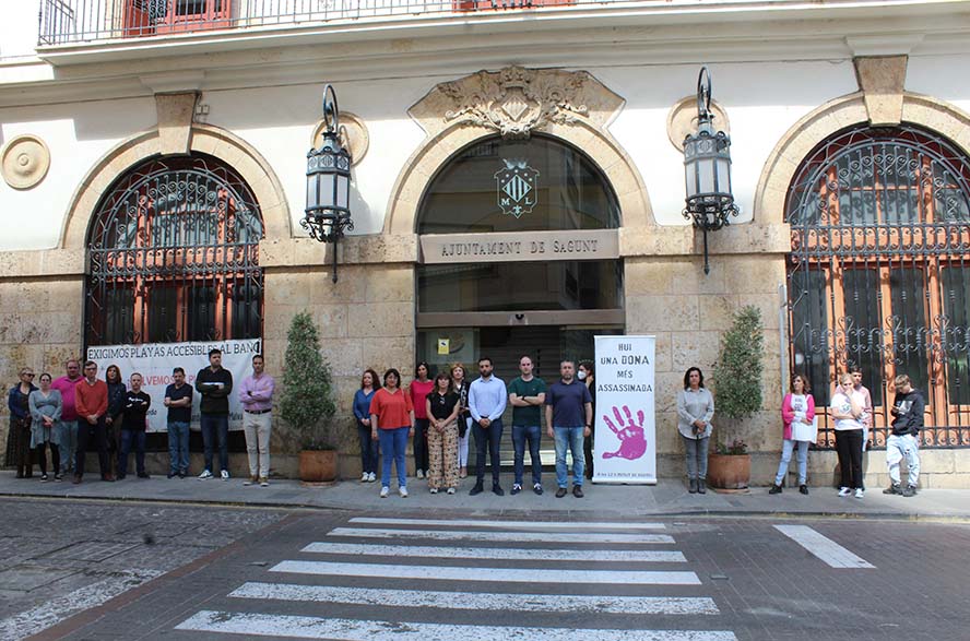 Sagunto guarda un minuto de silencio en señal de condena y repulsa por el presunto asesinato machista perpetrado en Ávila