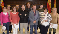 Los ganadores de la campaña “¡Comprar en tu ciudad no tiene precio!” del Ayuntamiento de Sagunto recogen sus cheques para gastarlos en el comercio local