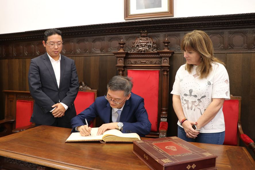 Sagunto recibe la visita estratégica del embajador de la República Popular China