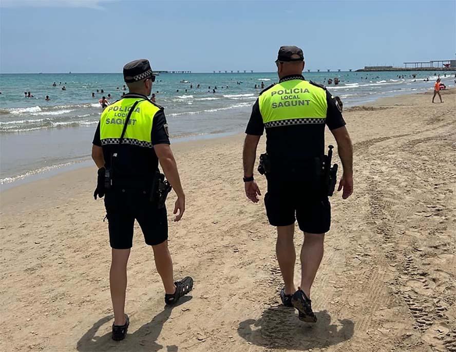 La Policía Local de Sagunto detiene a un individuo tras hurtar las pertenencias de varios bañistas y tirarlas al agua