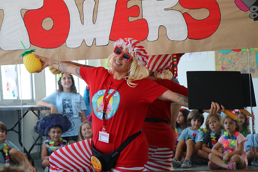 Miss Mery Towers visita a los niños y las niñas de la sede de Almardá de la Escola d’Estiu 