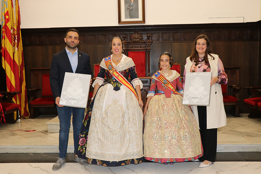 El Ayuntamiento de Sagunto entrega los mantones bordados a las Falleras Mayores