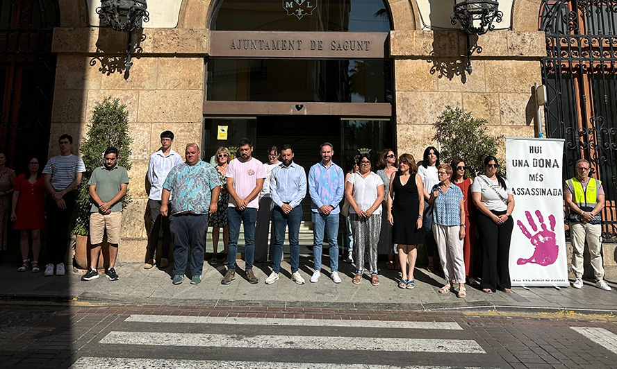 Silencio a las puertas de los edificios municipales por el presunto asesinato machista perpetrado en Algemesí y los de otras cuatro mujeres en los últimos días