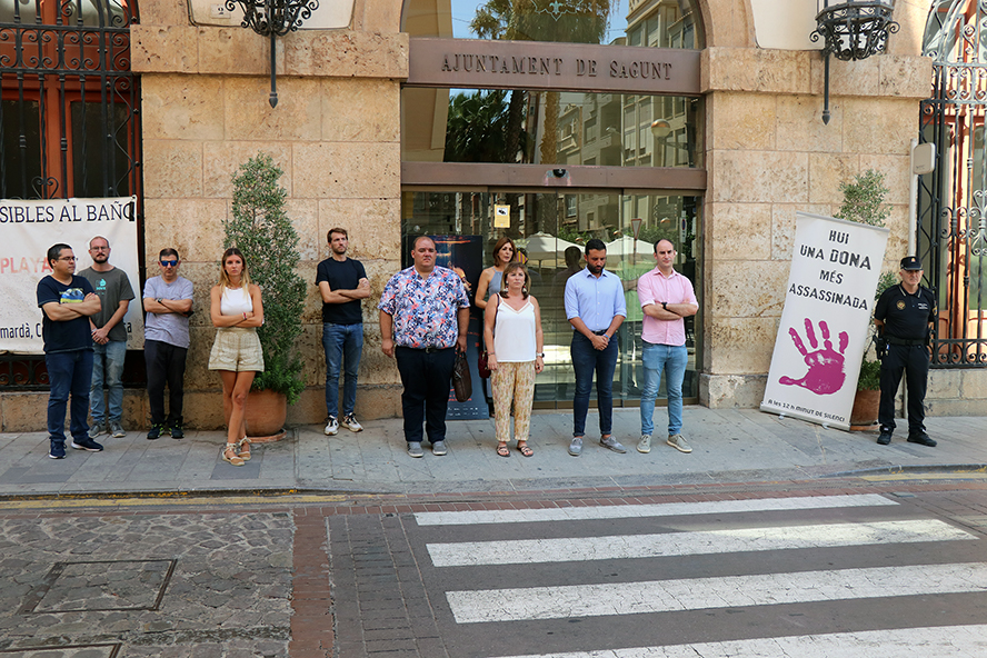 Sagunto guarda un minuto de silencio en señal de condena y repulsa por el presunto asesinato machista en Moratalaz (Madrid)