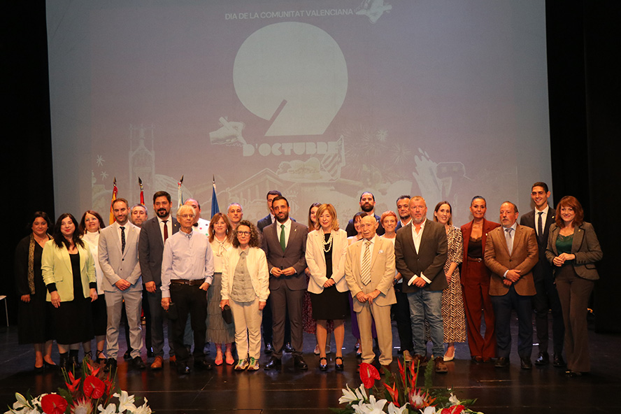 El Ayuntamiento de Sagunto entrega las Medallas de la Ciudad en el acto institucional por el 9 de Octubre