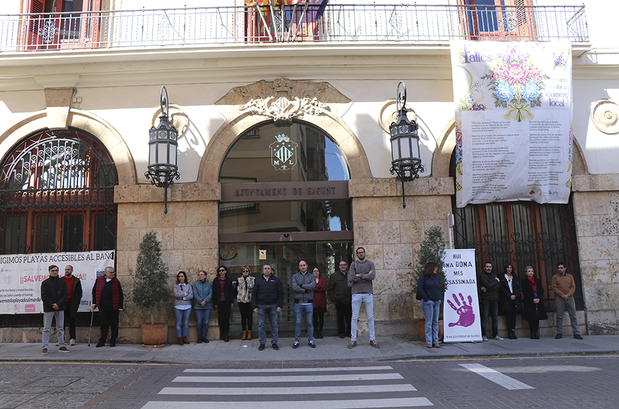 Sagunto guarda un minuto de silencio en señal de condena y repulsa por el presunto asesinato machista perpetrado en Zaragoza