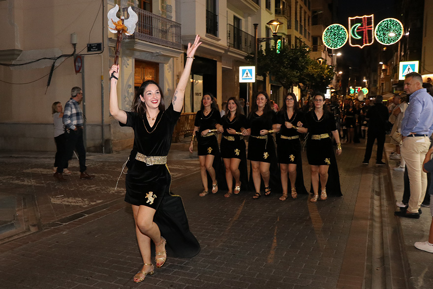 Los Moros y Cristianos de Sagunto comienzan con el pregón desde el balcón del Ayuntamiento