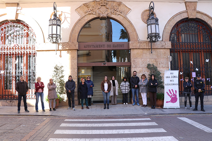 Silencio a las puertas de los edificios municipales por el presunto asesinato machista perpetrado en Madrid