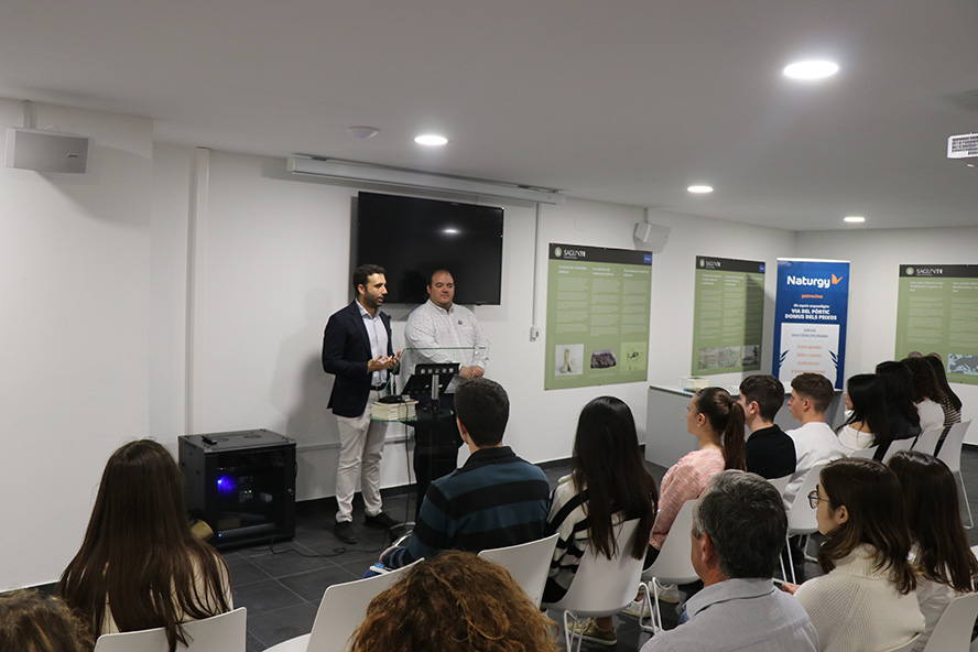 El alcalde de Sagunto y el concejal de Educación homenajean a los mejores expedientes académicos