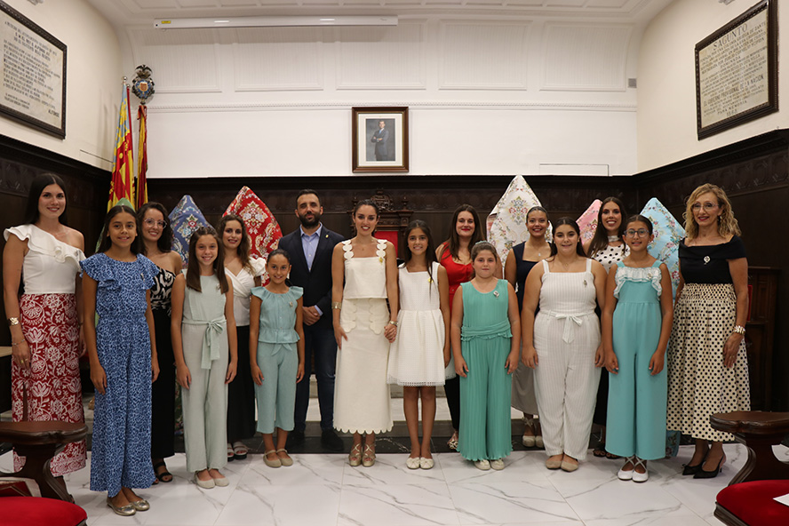El Ayuntamiento de Sagunto entrega las telas, los mantones bordados y las peinetas a las Falleras Mayores y sus Cortes de Honor