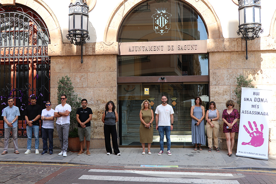 Sagunto guarda un minuto de silencio por el presunto asesinato machista ocurrido en La Coruña