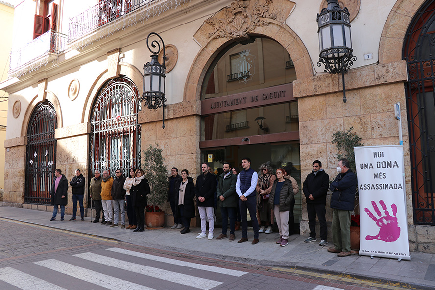 Silencio a las puertas de los edificios municipales por los presuntos asesinatos machistas perpetrados en Jaén y Las Palmas de Gran Canaria