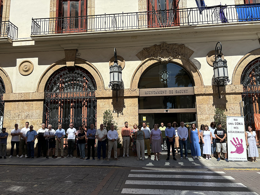 Sagunto guarda un minuto de silencio por los presuntos asesinatos machistas ocurridos en Cuenca, Málaga y Granada