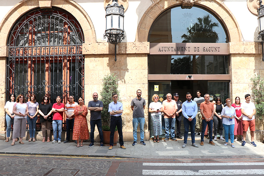 Silencio a las puertas de los edificios municipales por el presunto asesinato machista perpetrado en Pontevedra