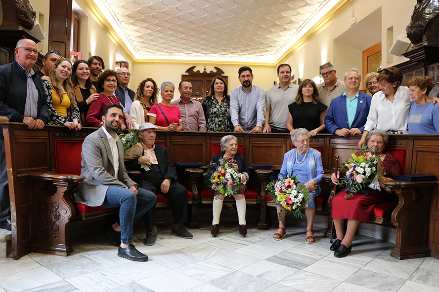 Los saguntinos y las saguntinas que cumplen cien años en 2023 han sido homenajeadas por el Ayuntamiento