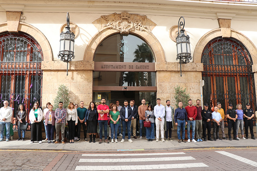 Silencio a las puertas del Ayuntamiento de Sagunto en memoria de las víctimas del temporal