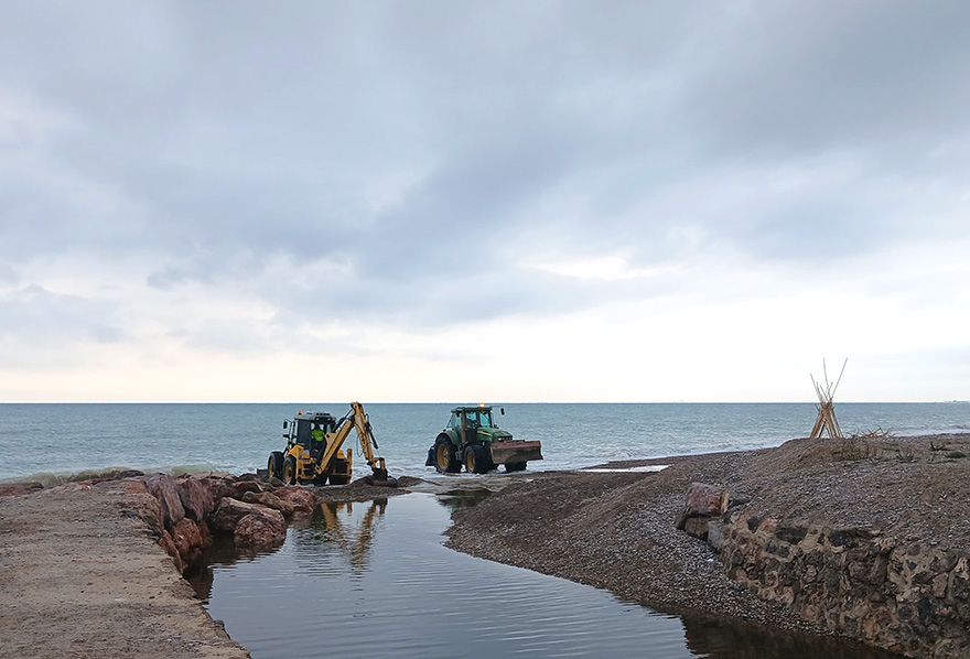 La Concejalía de Agricultura desagua la Gola de l'Estany para evitar inundaciones en parcelas de la Marjal d'Almenara