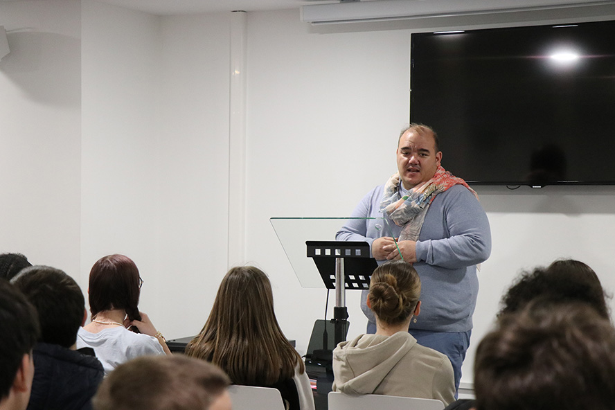 El concejal de Educación da la bienvenida al municipio a un grupo de estudiantes franceses