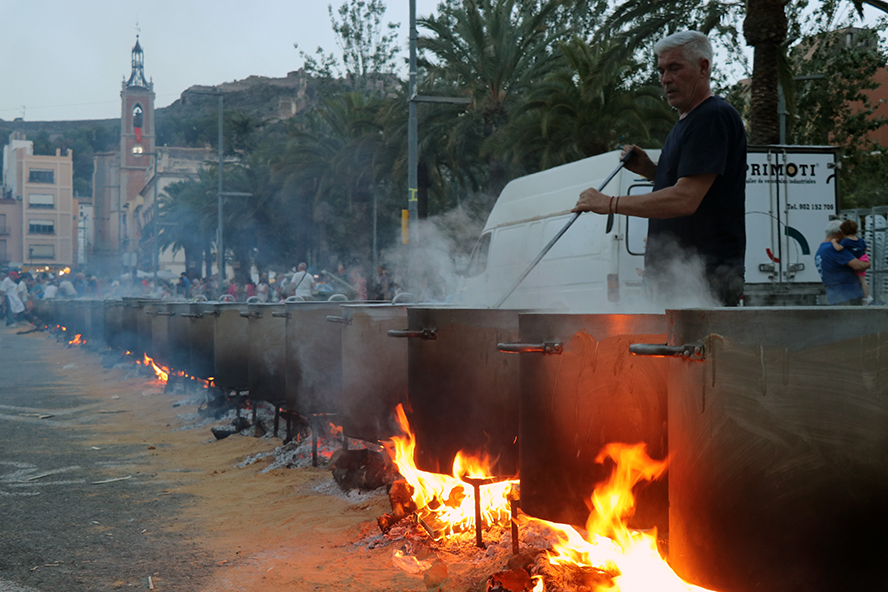 Las tradicionales Ollas de Sagunto reparten 7.600 raciones entre las personas asistentes