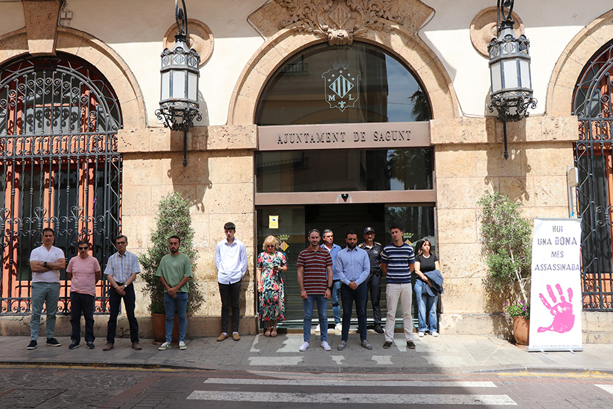 Silencio a las puertas de los edificios municipales por el presunto asesinato machista perpetrado en Málaga