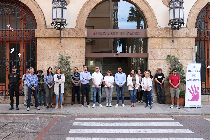 Silencio a las puertas de los edificios municipales por los presuntos asesinatos machistas perpetrados en Zarautz y Badajoz