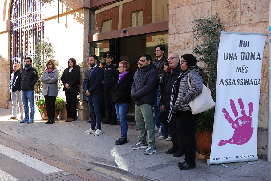 Silencio a las puertas de los edificios municipales por el presunto asesinato machista perpetrado en Málaga